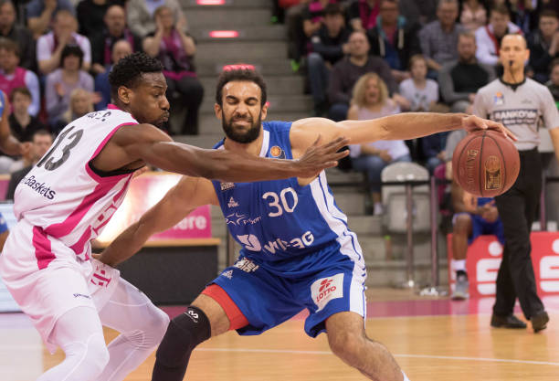 更是与队友 更是与队友