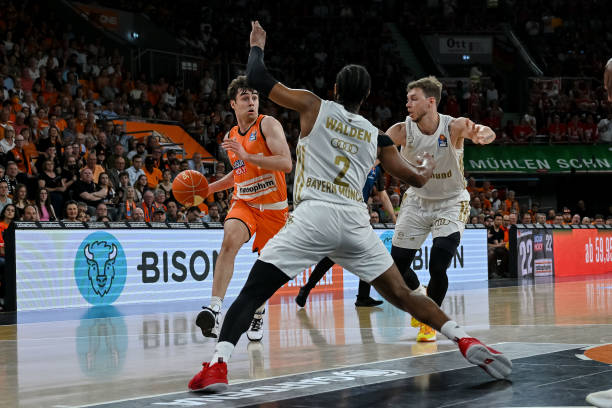 铁腕与温情：弗里克用纪律重塑巴萨的冠军基因.