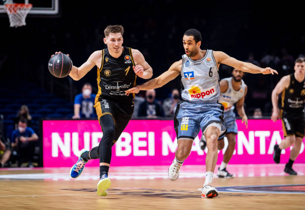 拼出来的两双！杜伯超11中8砍16分15篮板 其中11个前场板.