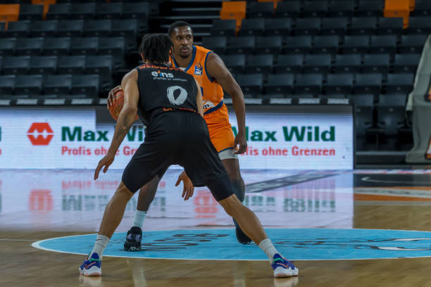 后防线的稳 后防线的稳